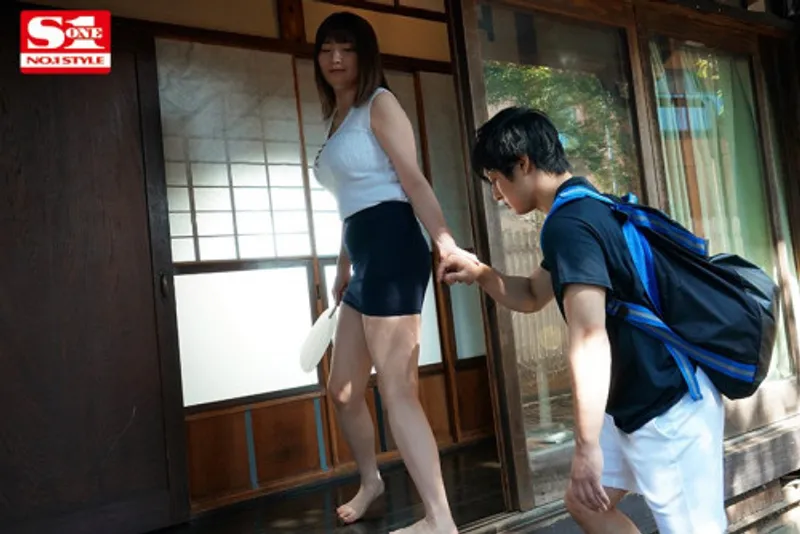 Anh chàng dâm dục cu khi nhìn trộm em họ "đi ngoài" với chồng