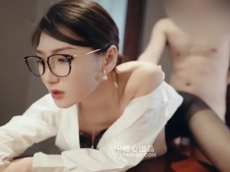 Vào phòng riêng được sếp nữ nứng bú cu cho