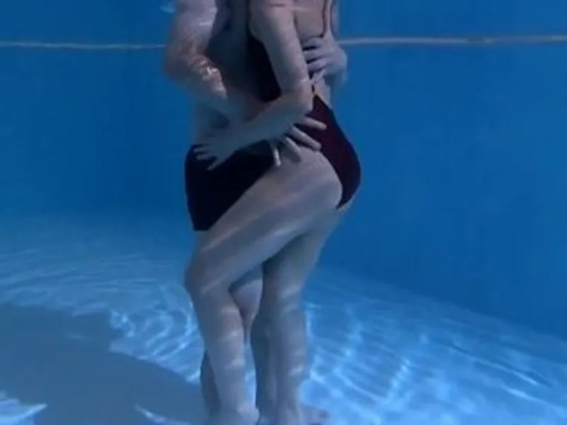 Anh xã lạnh nhạt, vợ yêu lén lút với hlv dạy bơi