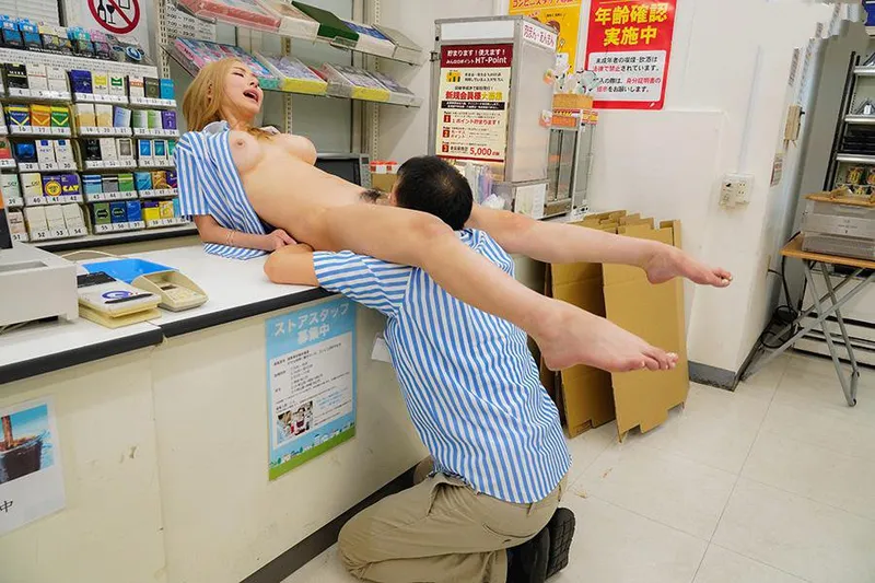 Anh quản lý tống tình con nhỏ ngổ ngáo của chủ cửa hàng tiện lợi