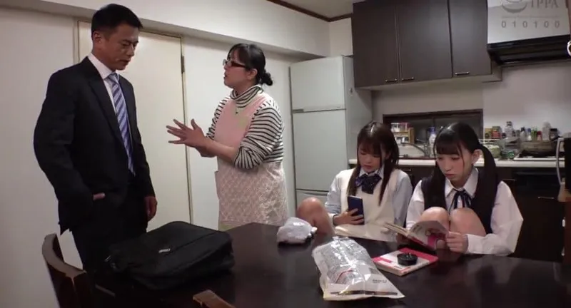 Ngày đầu gặp mặt bố dượng đã quan hệ 2 con gái riêng của vợ