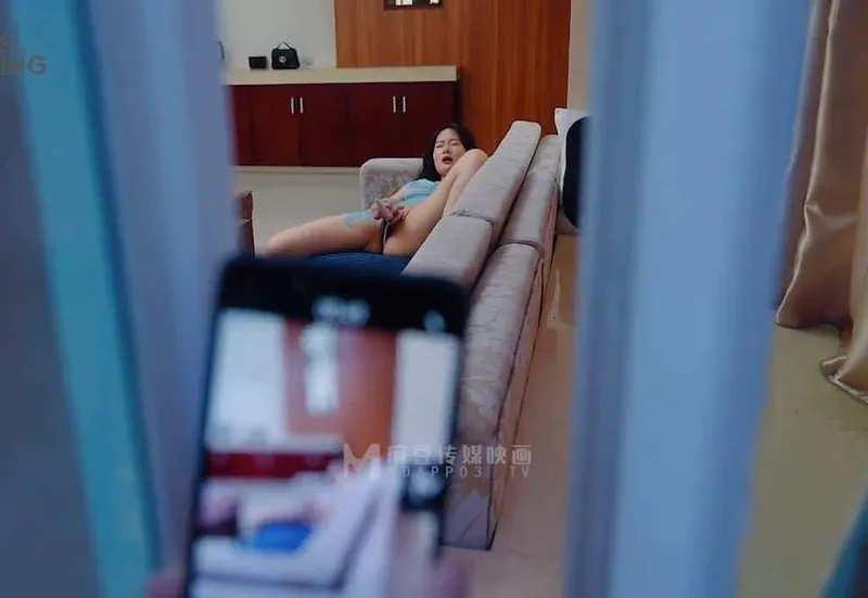 đột nhập xxx em cạnh bên nhà đang thủ dâm